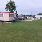 Szarszo Kempinghazak * Балатонсарсо