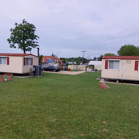 アパート Szarszo Kempinghazak バラトンサールソー