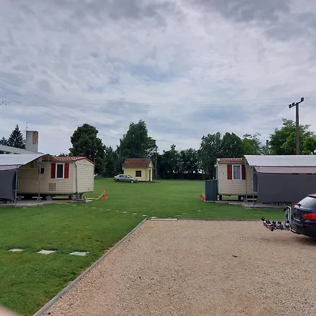 Szarszo Kempinghazak