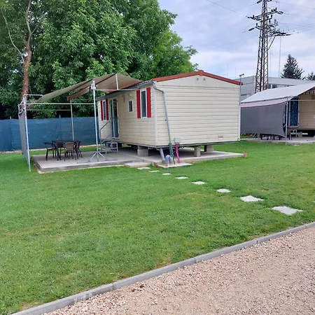 Szarszo Kempinghazak *