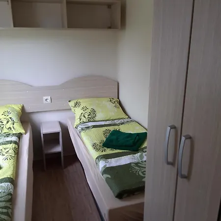 Szarszo Kempinghazak *